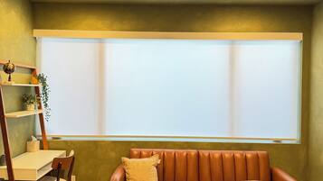 1 habitación, escritorio, tabla de planchar con plancha y wifi