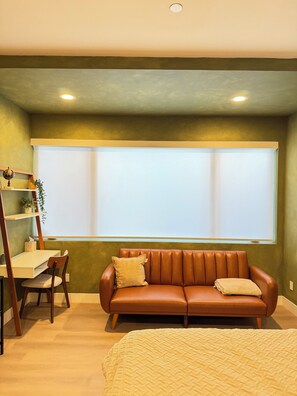 1 habitación, escritorio, tabla de planchar con plancha y wifi