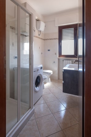 Sèche-cheveux, bidet, serviettes fournies, savon