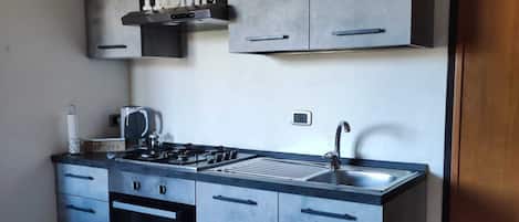 Coffee/tea maker, electric kettle, cookware/dishes/utensils