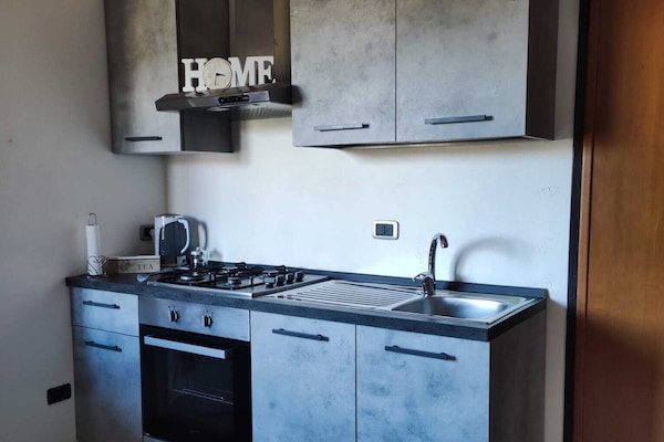 Kahvin-/teenkeitin, vedenkeitin, keittoastiat/astiat/ruokailuvälineet