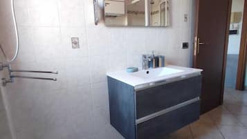 Asciugacapelli, bidet, asciugamani, sapone
