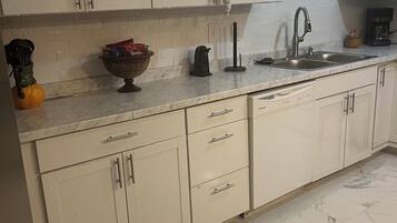 Mikroaaltouuni, uuni, liesi, astianpesukone