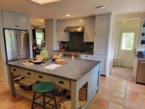 Fridge, microwave, oven, stovetop - Hilltop Retreat (Comfort)