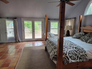 5 bedrooms, iron/ironing board, free WiFi, bed sheets - Hilltop Retreat (Comfort)