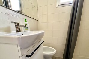 Douche, bidet, serviettes fournies