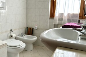 Bidet, towels - SE076 - Senigallia, three-room apartment convenient to services (Senigallia)