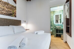 Double Room | Down duvets, memory-foam beds, minibar, in-room safe - Fantini Rooms-Monti (Rome)