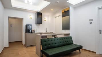 Refrigerador, placa de cocina, molino de café, freezer