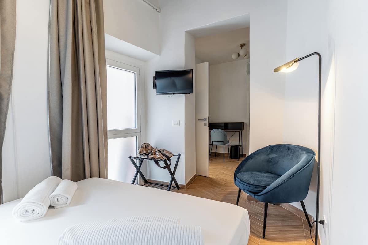 Double Room, Courtyard View | Gebar bulu kapas, busa memori, bar mini, peti besi dalam bilik