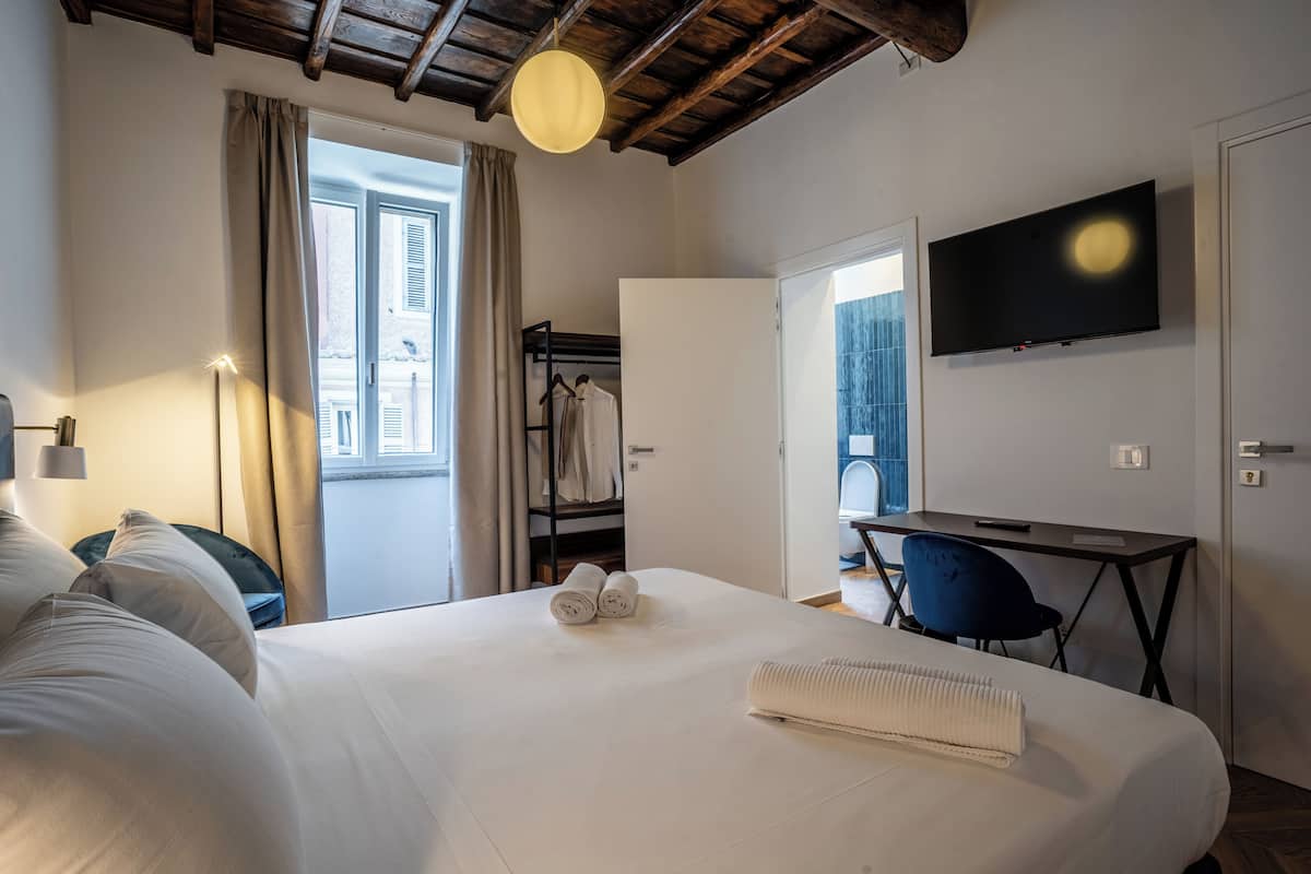 Double or Twin Room, City View | Gebar bulu kapas, busa memori, bar mini, peti besi dalam bilik