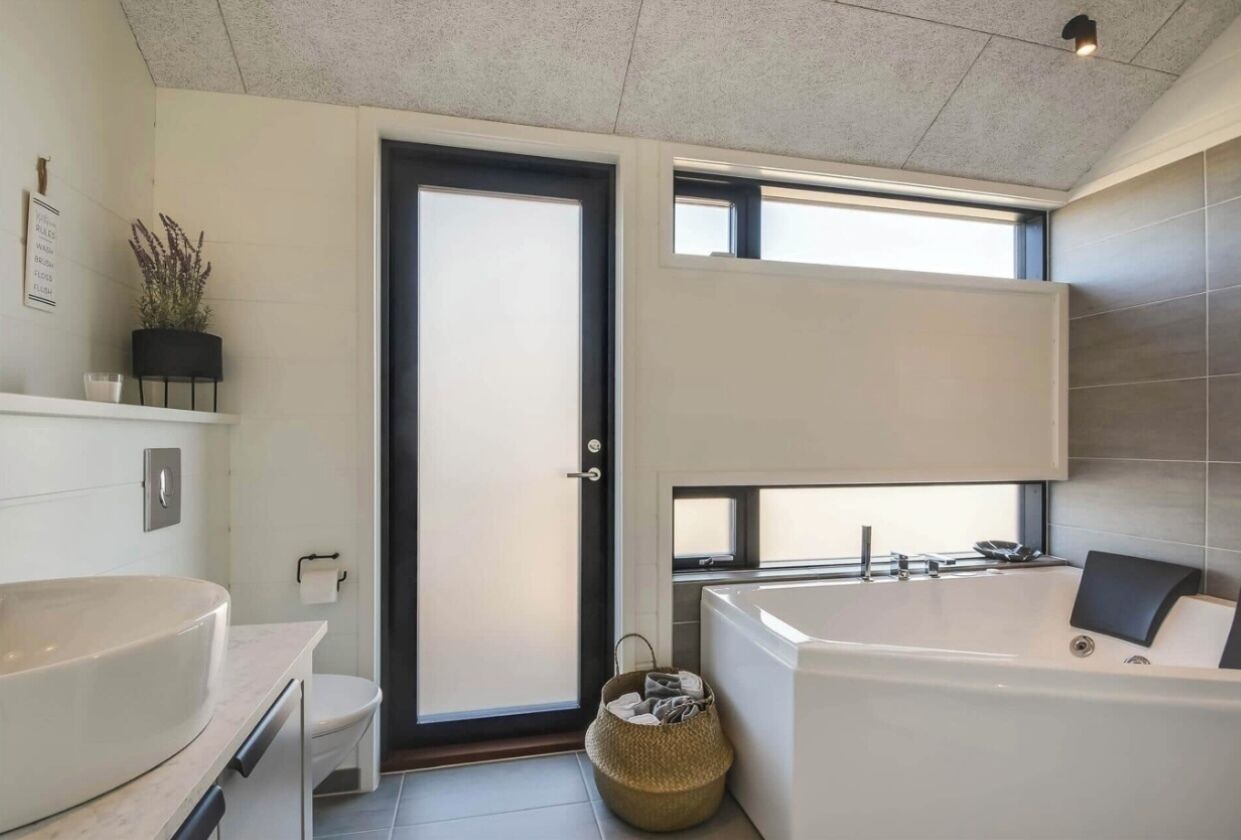 Bañera de hidromasaje, secador de pelo, jabón y papel higiénico