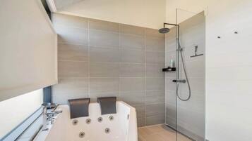 Whirlpool, Haartrockner, Seife, Toilettenpapier