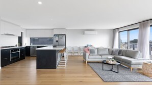 A modern apartment with a kitchen, dining area, and living room. - Casa La Pose San Remo gateway to Phillip Island (San Remo)