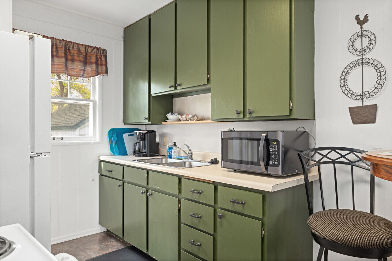 Jääkaappi, mikroaaltouuni, uuni, liesi