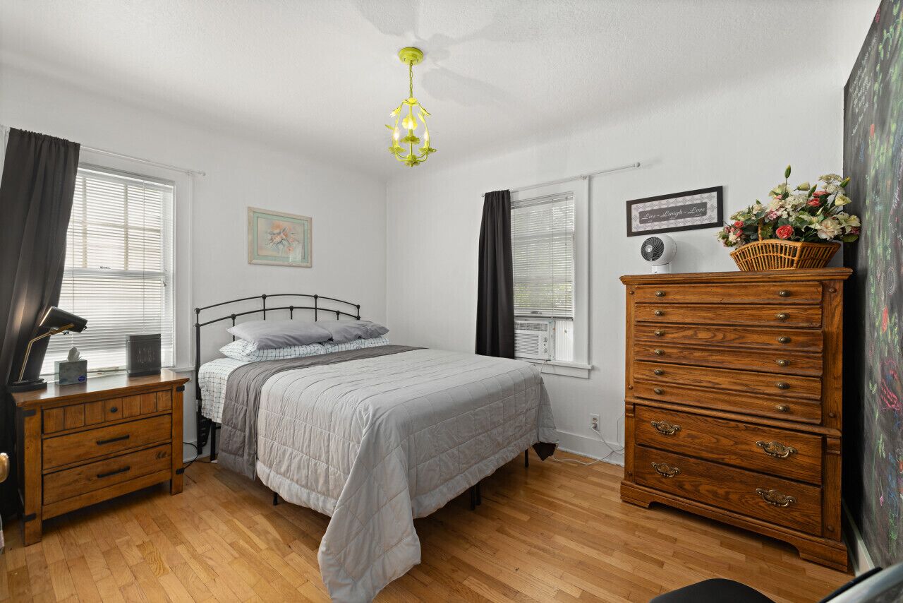 2 soverom, skrivebord, strykejern/-brett og reiseseng for barn