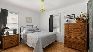 2 Schlafzimmer, Schreibtisch, Bügeleisen/Bügelbrett, Reisekinderbett