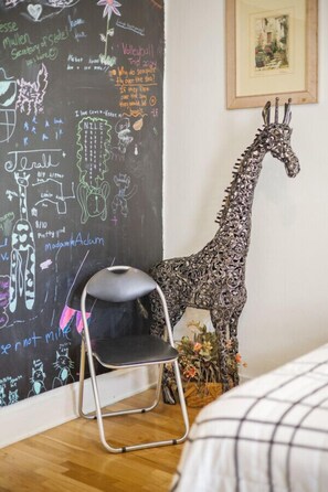 2 Schlafzimmer, Schreibtisch, Bügeleisen/Bügelbrett, Reisekinderbett