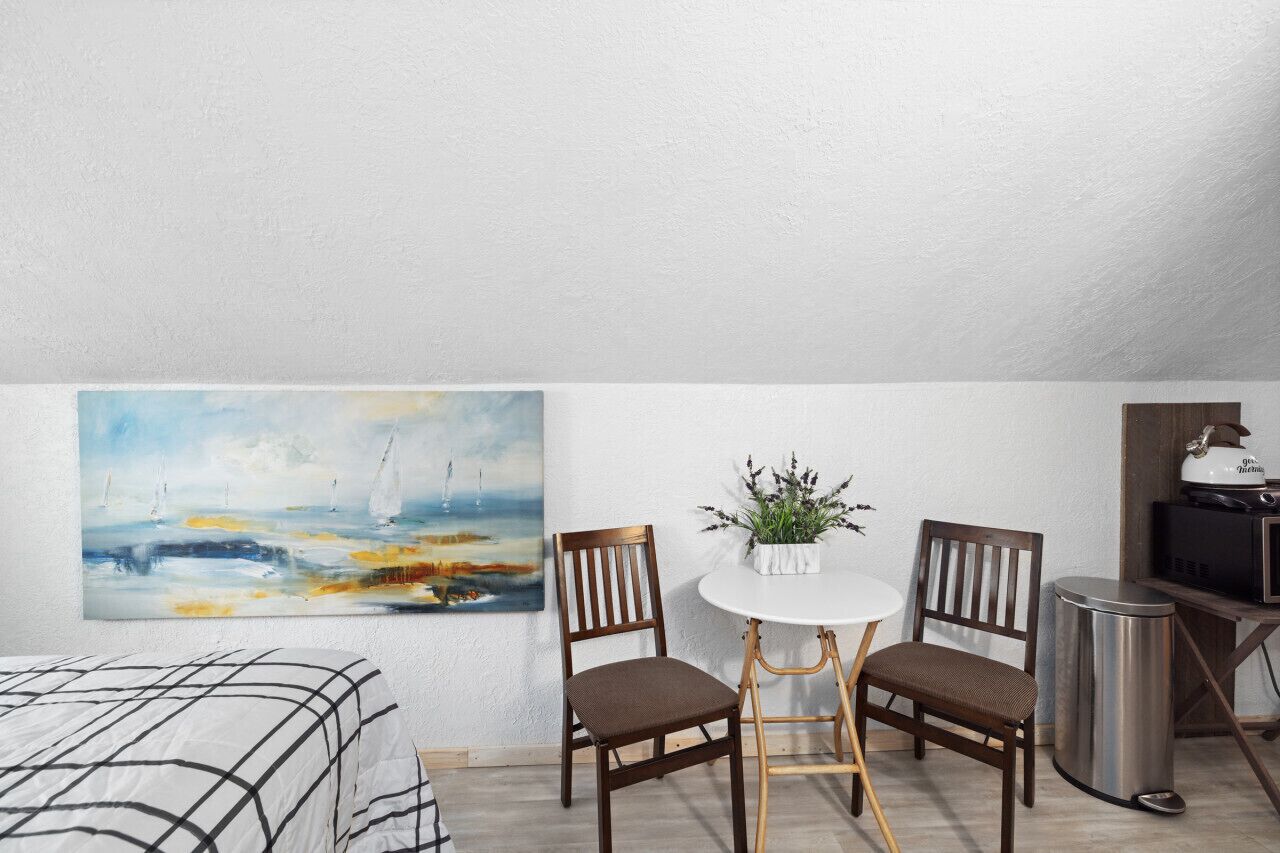 3 habitaciones, escritorio y tabla de planchar con plancha 