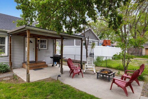 Rustic Cottage Cozy & Charming