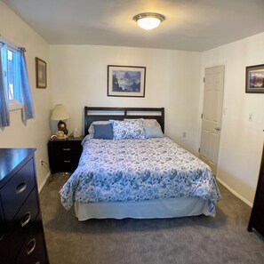 2 bedrooms, desk, iron/ironing board, WiFi