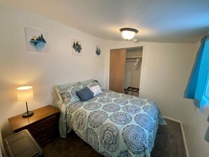 2 bedrooms, desk, iron/ironing board, WiFi