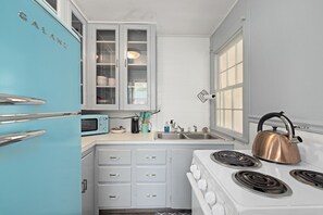 Køleskab, mikrobølgeovn, ovn, kogeplade