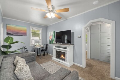 Bo`s Private 1BR Guesthouse Retreat | Hot Tub • Sauna • Gym