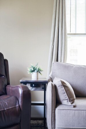 Smart-tv, tv-spel, bordsfotboll och böcker