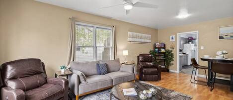 Smart TV, videogiochi, tavolo da calcetto, libri