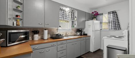 Frigorífic, microones, forn i placa de cuina