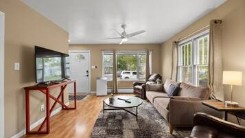 TV connectée, jeux vidéo, baby-foot, livres