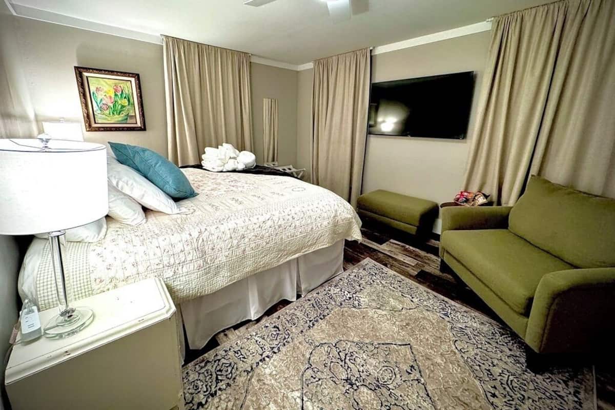 3 bedrooms, blackout curtains, free WiFi, bed sheets