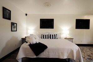 Blackout curtains, free WiFi, bed sheets - Inn Between the Lakes (Three Rivers)