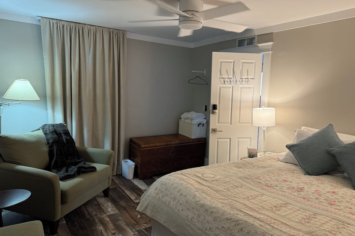 Comfort Suite | 3 bedrooms, blackout drapes, free WiFi, bed sheets