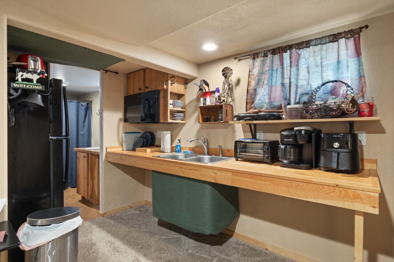 Jääkaappi, mikroaaltouuni, liesi, kahvin-/teenkeitin