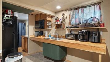 Réfrigérateur, micro-ondes, plaque de cuisson, cafetière/bouilloire