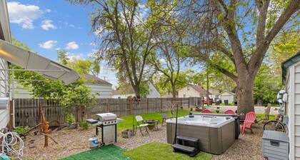 Bo's Old West Den | Cozy and Comfy | Western Decor | Hot Tub | Off-Street Parking