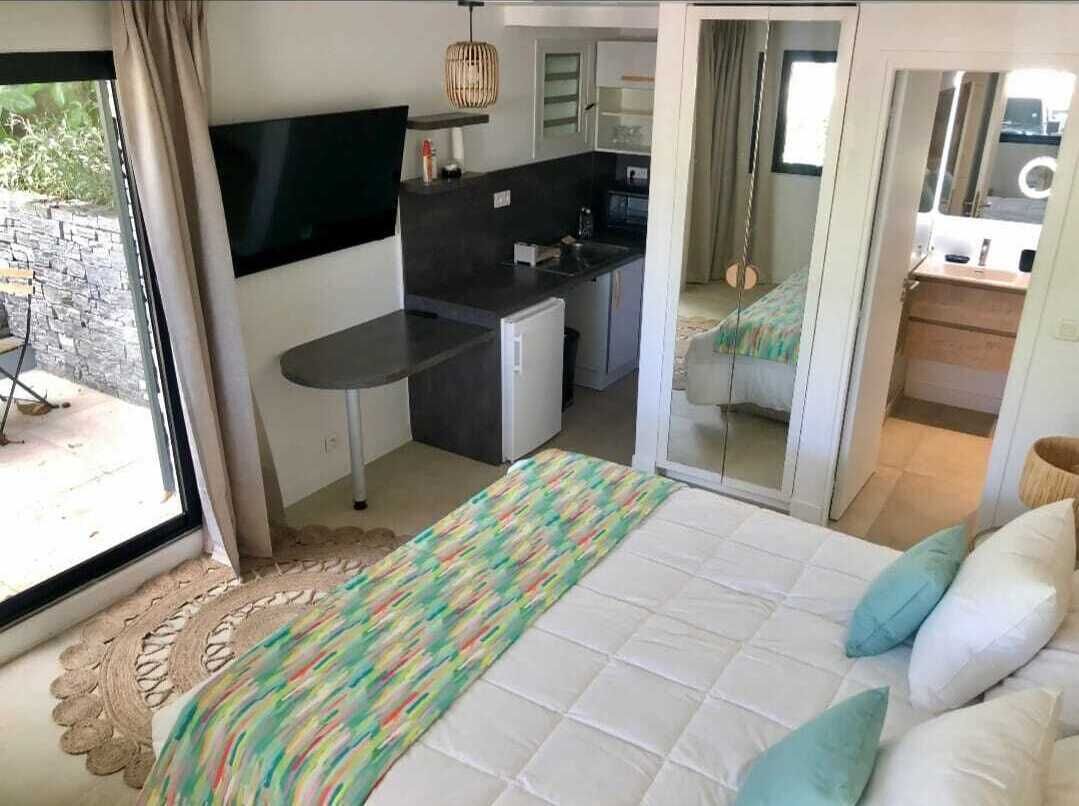 Een strijkplank/strijkijzer, wifi, beddengoed