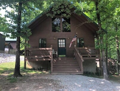 Quaint Cabin in the Trees!
