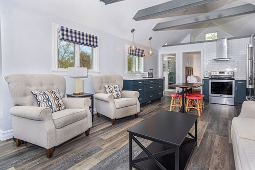 7 Min-Drive to Beach: Cozy Cottage & Yard