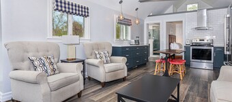 7 Min-Drive to Beach: Cozy Cottage & Yard