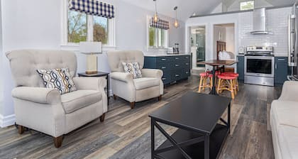 7 Min-Drive to Beach: Cozy Cottage & Yard