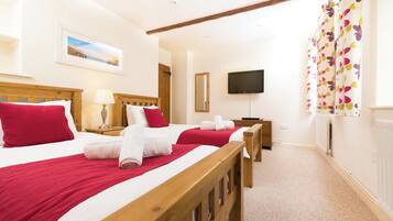 6 bedrooms, iron/ironing board, WiFi, bed sheets