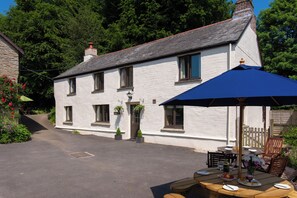 Outdoor dining - Farmhouse Rural retreat coastal access in North Devon @The Home Away South (Combe Martin)