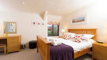 6 bedrooms, iron/ironing board, WiFi, bed sheets