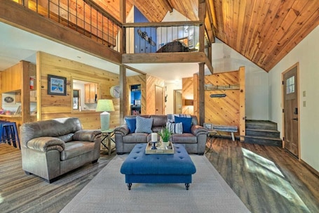 Smart TV, fireplace, DVD player, table football. Arnold Cabin With Big GAME ROOM, Close to Big Trees