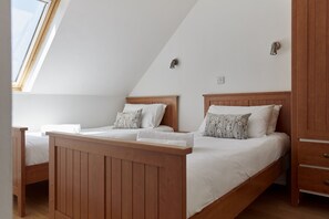 2 bedrooms, iron/ironing board, free WiFi, bed sheets - Selwood Cottage; A rural retreat on the outskirts of Frome, near Longleat Safari Park and Bath! (Beckington)