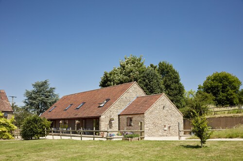The Frome Cottage; A rural retreat on the outskirts of Frome, near Longleat Safari Park and Bath!