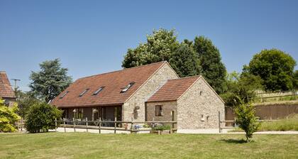 The Frome Cottage; A rural retreat on the outskirts of Frome, near Longleat Safari Park and Bath!